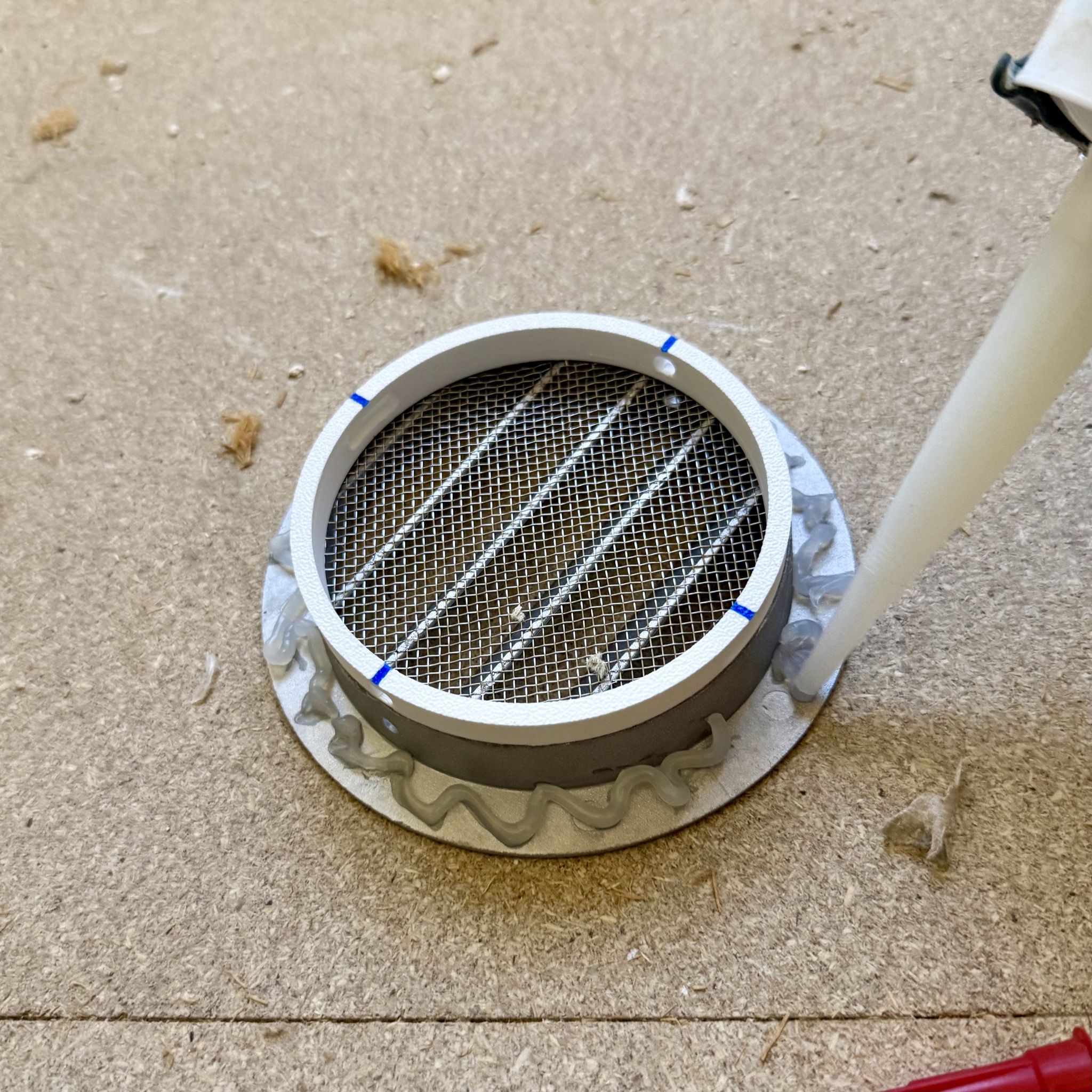 Ventilationsgaller med VTENG fästningsring och fog applicerad
